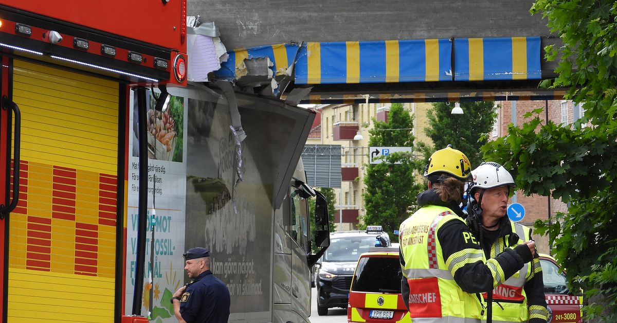Lastbil fastkilad i j&auml;rnv&auml;gsbro i Nyk&ouml;ping &ndash; t&aring;gtrafik stoppad