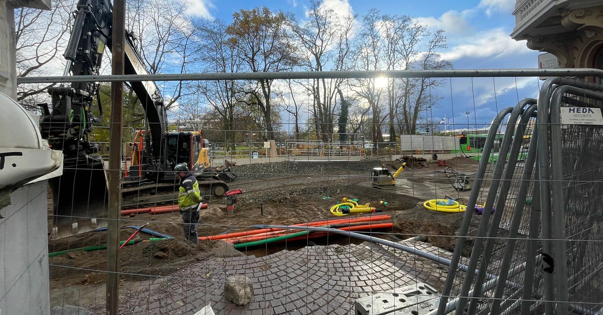 Ramlade ner i gatuhål vid vägarbete – en allvarligt skadad | SVT Nyheter