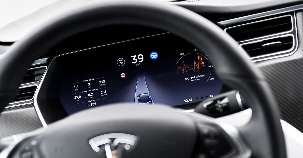 Hade indraget k&ouml;rkort &ndash; d&ouml;ms efter turer i sj&auml;lvk&ouml;rande bil