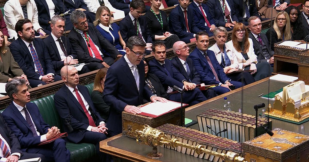 Andy Burnham pekar ut Iran &ndash; ambassad&ouml;r kallas upp