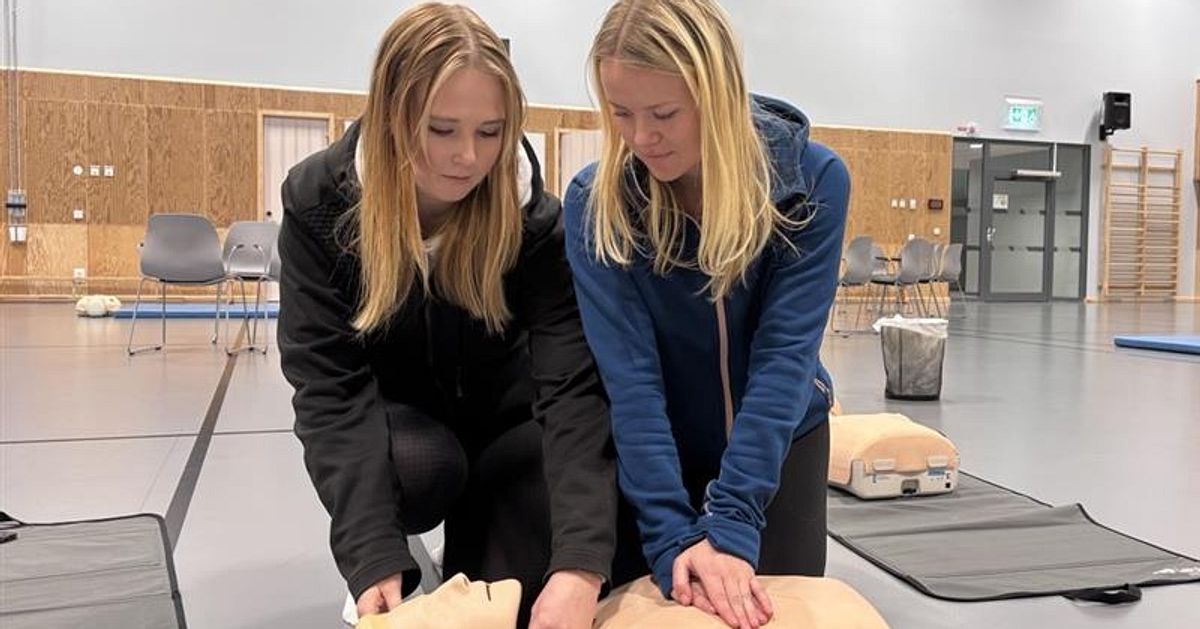 Här lär sig eleverna rädda liv: ”HLR sitter i muskelminnet”