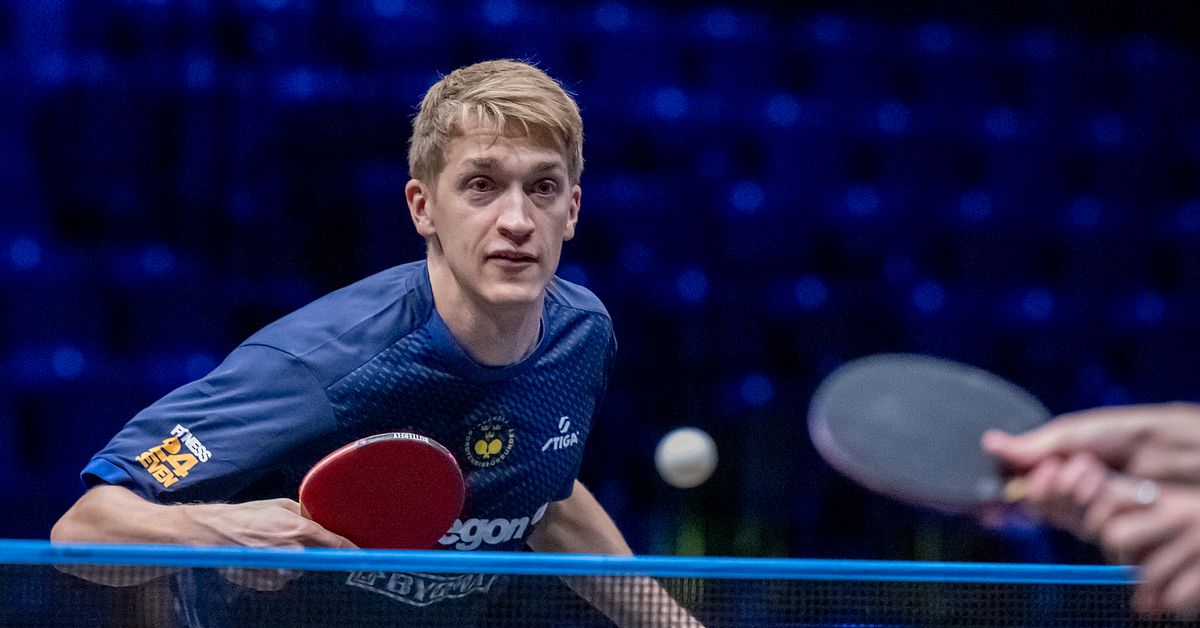 Anton Källberg i bordtennismatch mot sydkoreanen Jang