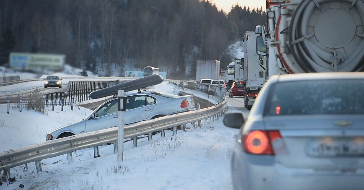 Olycka på E4:an vid Hölö – fem bilar och två lastbilar | SVT Nyheter