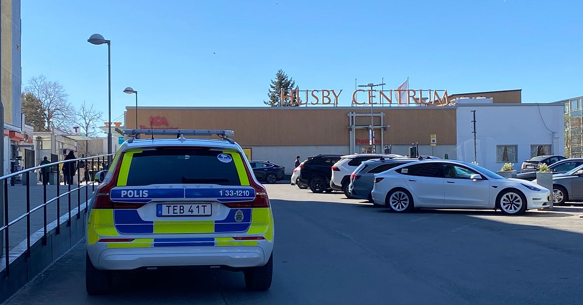 Polispatrull beskjuten i trapphus i Husby &ndash; en person gripen