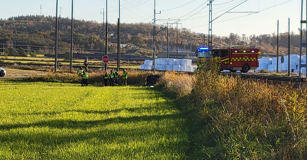 Kvinna död i olycka – tåg och bil kolliderade vid Tofta