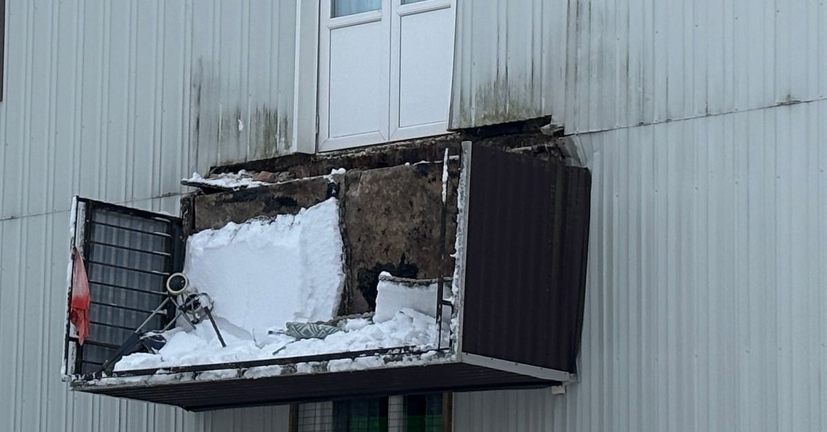 Balkong lossnade fr&aring;n husv&auml;gg i Eskilstuna