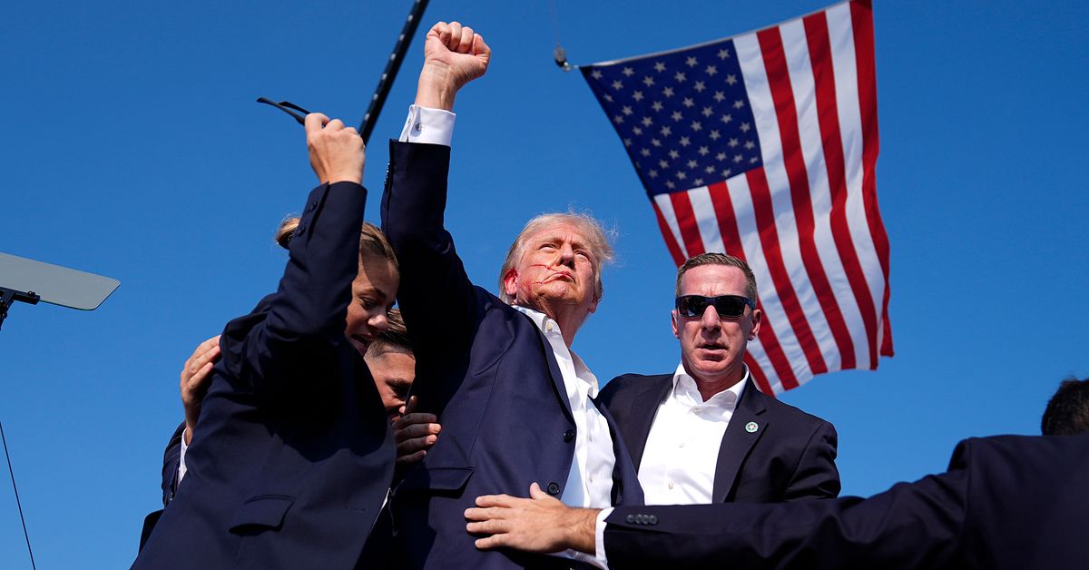 Konstkritikern om historien bakom Trumps knutna näve | SVT Nyheter