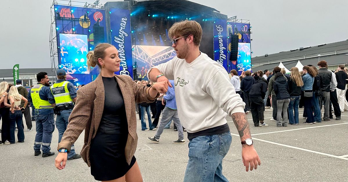 Maja and Martin Perform Beside the Stage - News Directory 3