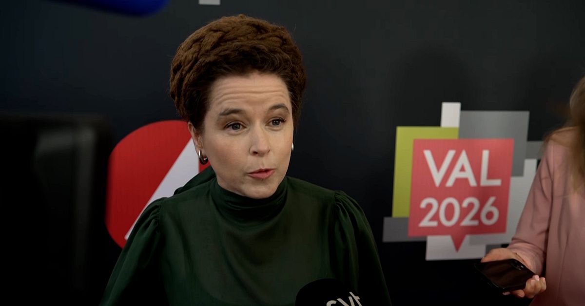 Amanda Lind (MP) anländer med miljödepartementet-skylt: ”Symbol ...