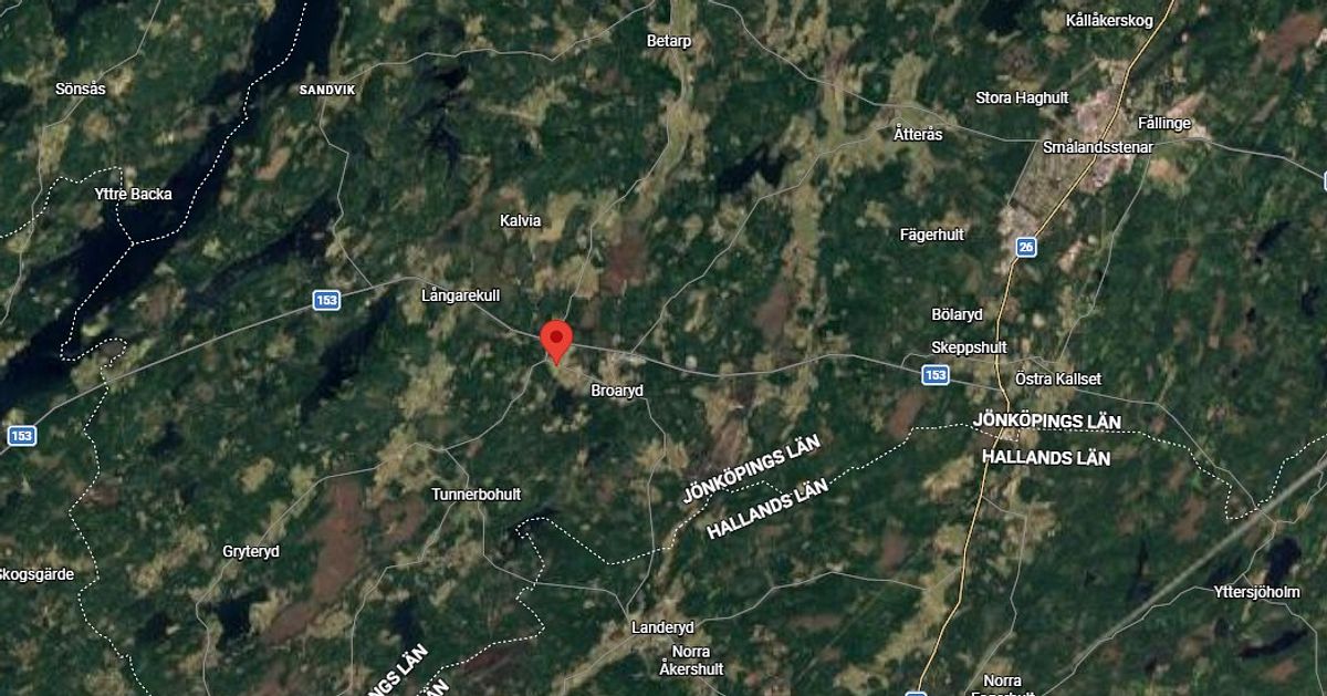 Skolbuss i diket utanf&ouml;r Broaryd &ndash; ambulans och r&auml;ddningstj&auml;nst kallades