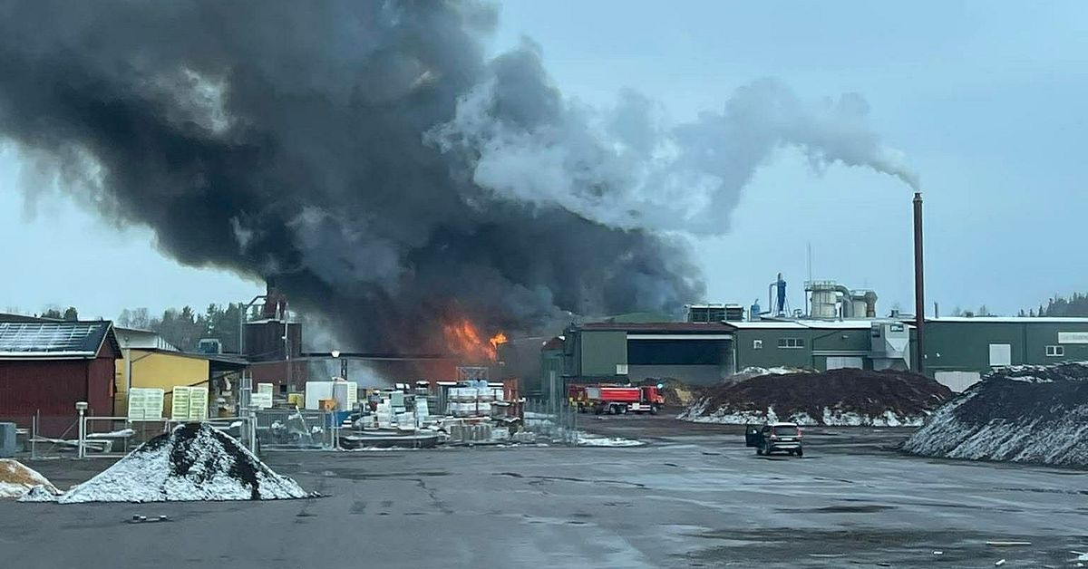 Fullt utvecklad brand i pelletsfabrik i Vansbro