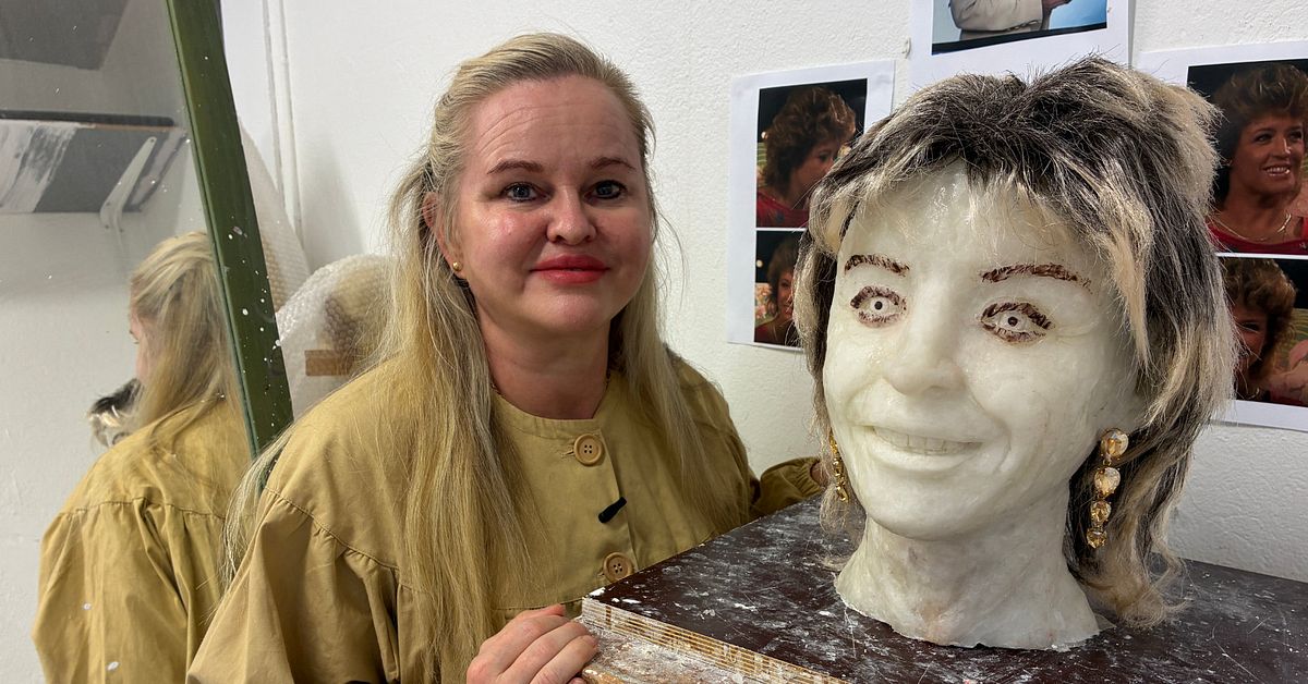 M&ouml;t skulpt&ouml;ren som skapar bronsstatyn av Lill-Babs