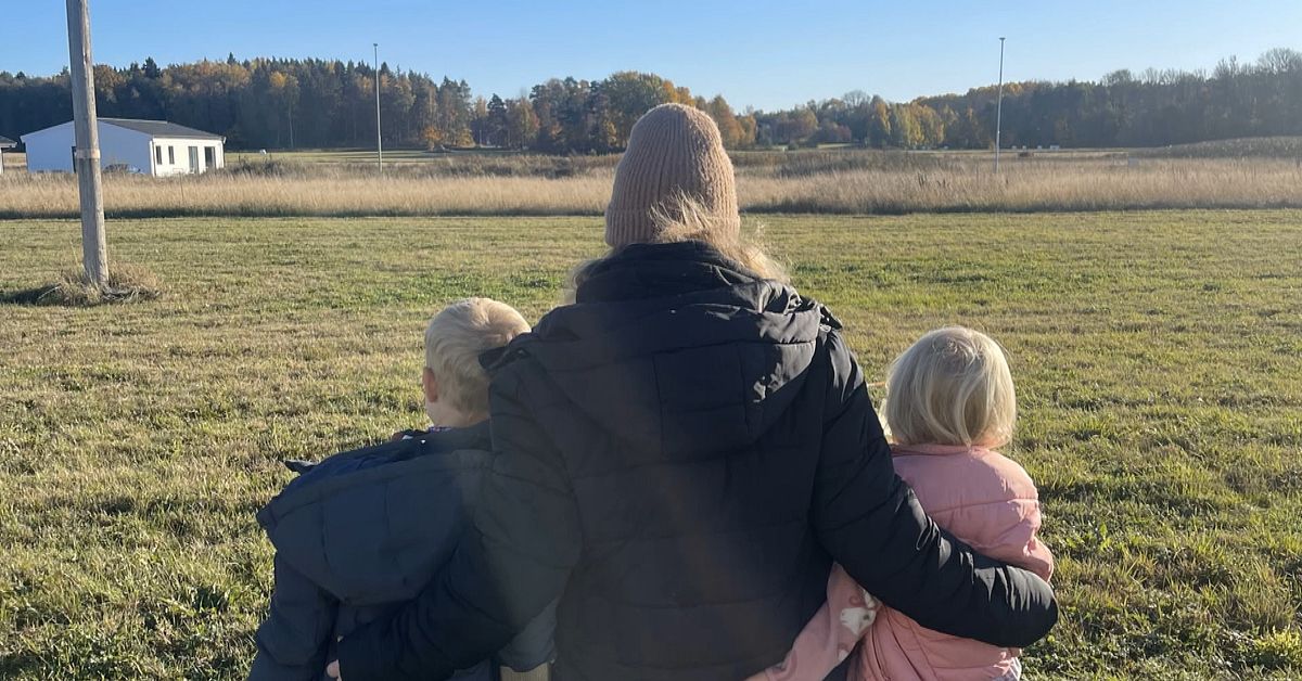 Hennes barn låstes in och misshandlades – nu berättar mamman i ny podd ...