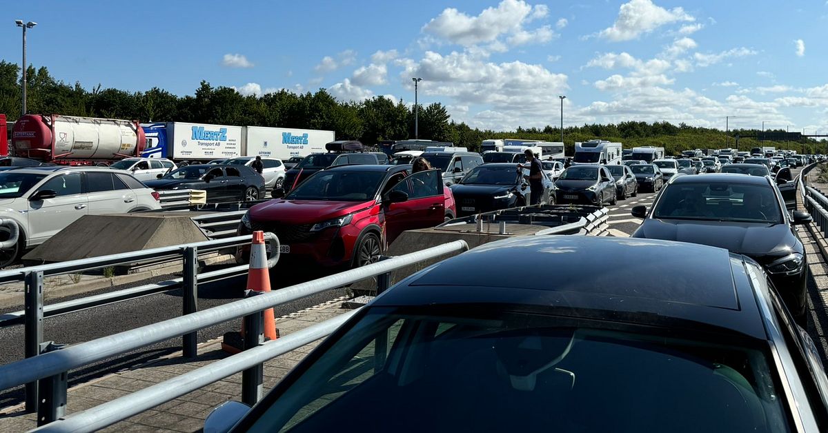 Flera bilar fick punktering i brotunneln – orsakade stopp