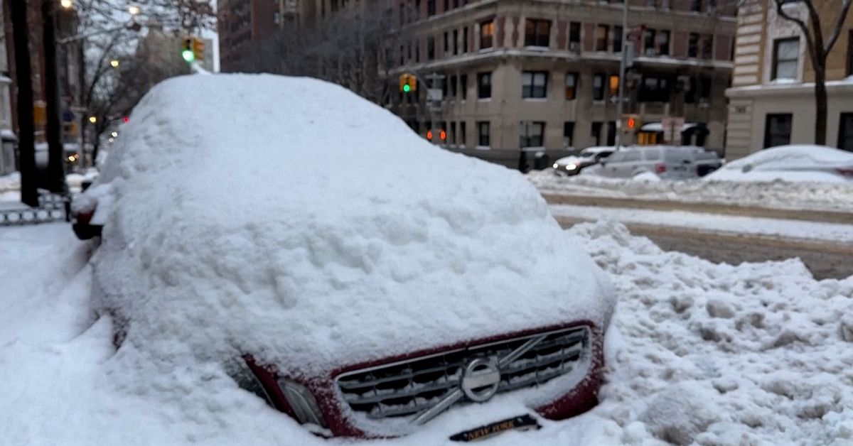 Miljontals amerikaner skottar fram USA efter historisk vinterstorm