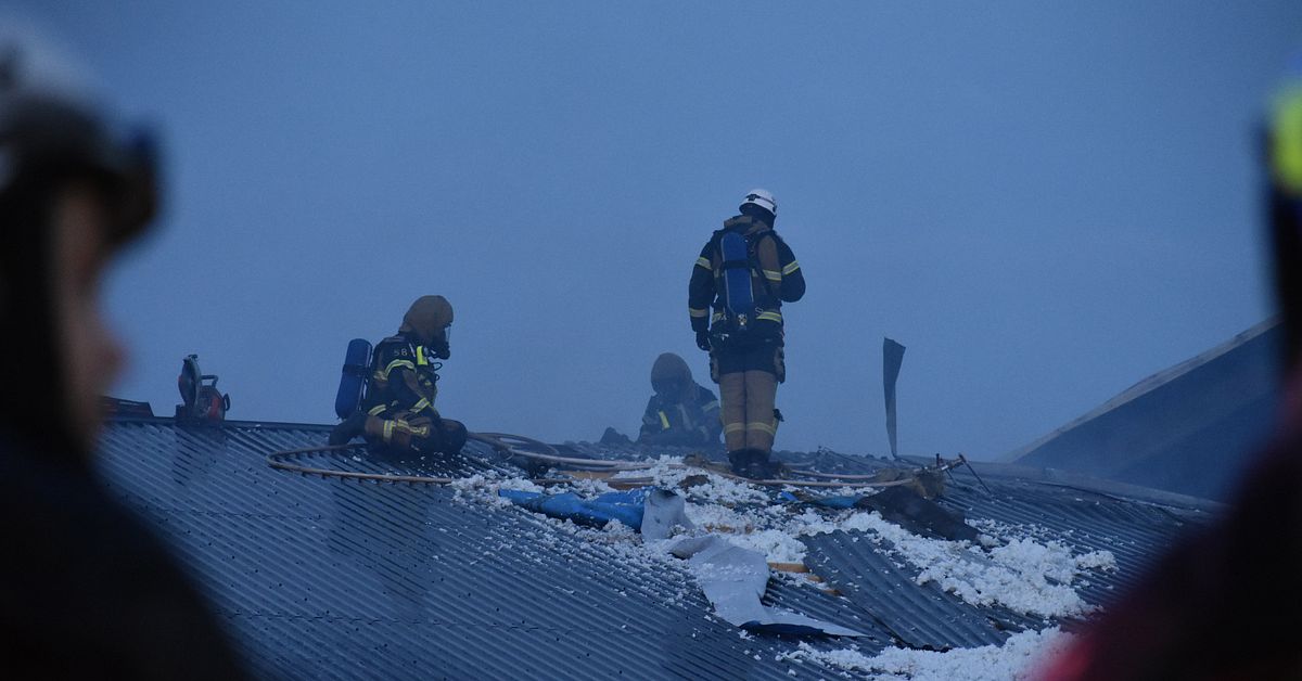 Kraftig brand utanf&ouml;r Fjugesta &ndash; 15 enheter larmades till platsen
