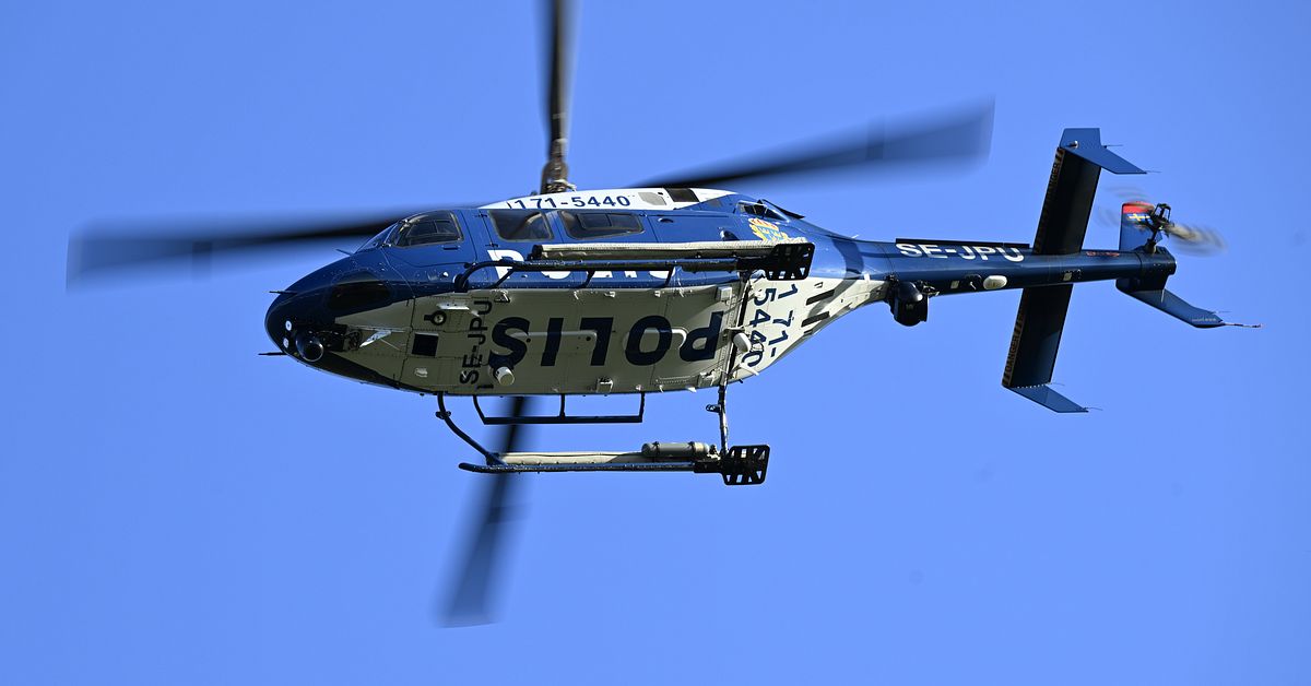 Polisen övar norr om Stockholm – flyger helikopter på låg höjd