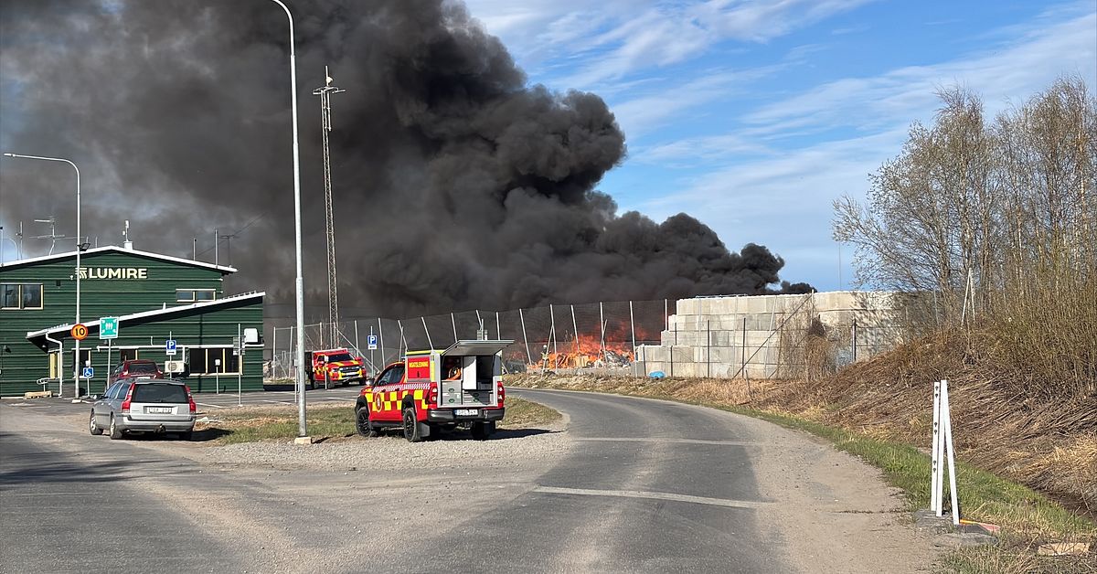 Fullt utvecklad brand vid avfallsanl&auml;ggning i Lule&aring;