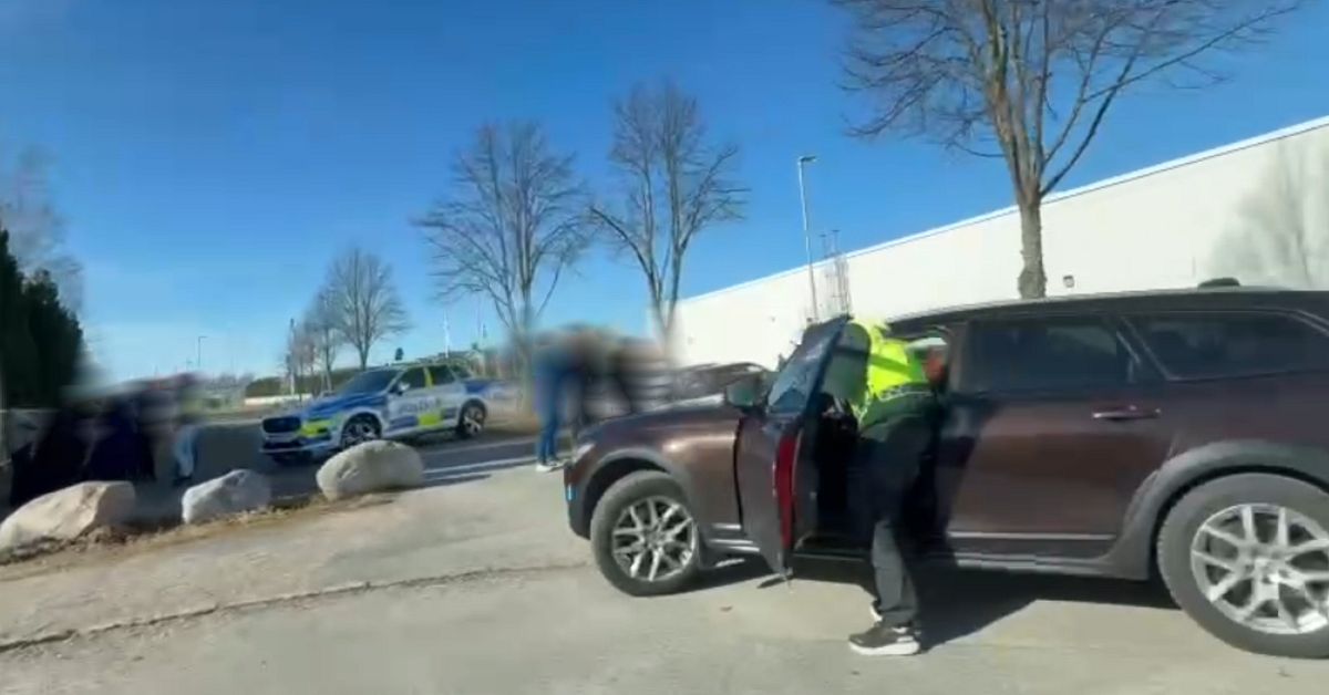 Tre personer till sjukhus efter storbr&aring;k utanf&ouml;r mosk&eacute; i V&auml;stervik