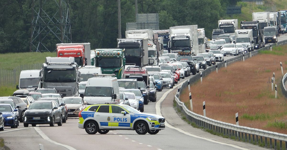 Lastbil i krock på E20: ”Mycket stor trafikpåverkan”