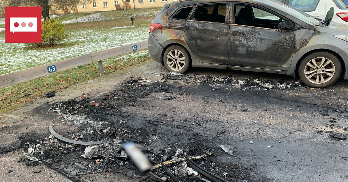 Fem bilar brann på parkering – misstänks vara anlagd