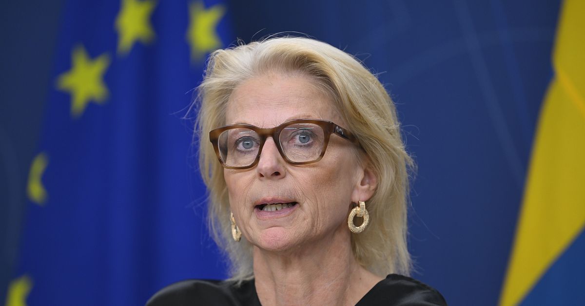 Finansminister Elisabeth Svantesson (M) presenterar ny ekonomisk prognos