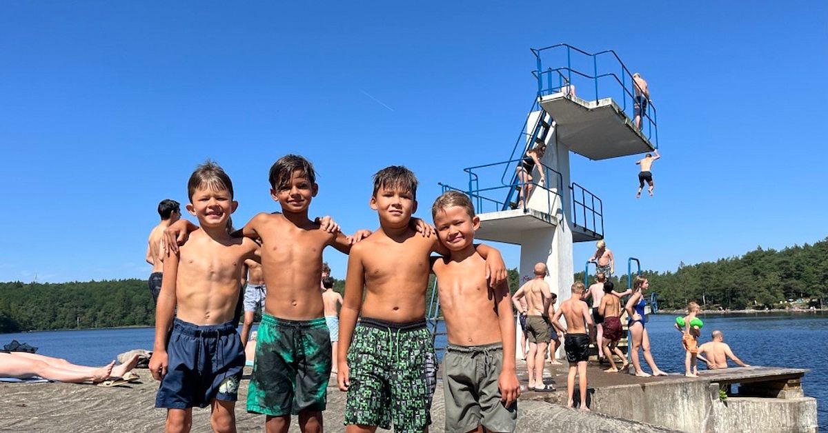 Badglädje i högsommarvärmen vid Kåsjön i Partille | SVT Nyheter