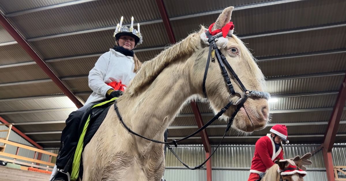 Ridande luciatåg – mångårig tradition i Karlstad: ”Måste sjunga högre”