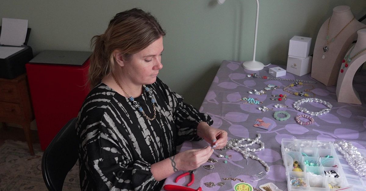 Smyckesdesignern Salla: Konst konsumeras, men man vill inte betala för den