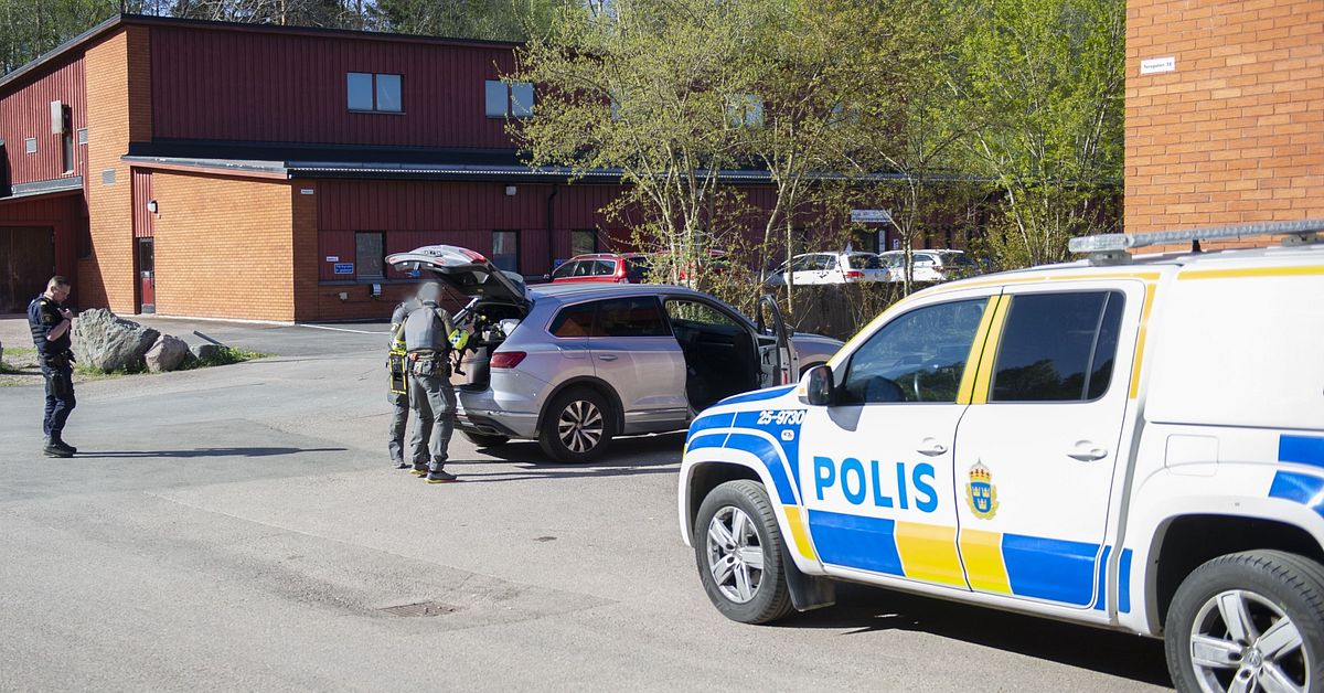 Tv&aring; skolor i Avesta inrymda &ndash; larm om &rdquo;vapenliknande&rdquo; f&ouml;rem&aring;l