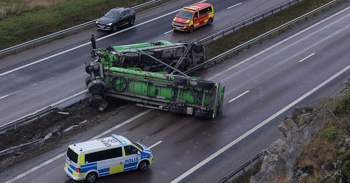 Stopp på E18 efter olycka utanför Kallhäll i Järfälla | SVT Nyheter