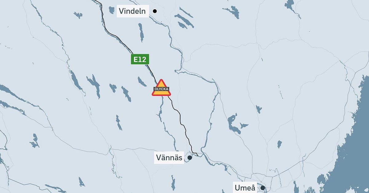 E12 avspärrad efter krock mellan lastbil och personbil nära Tvärålund