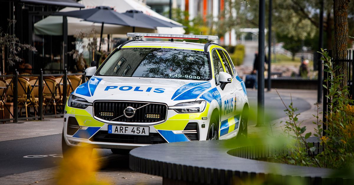 Polisen ut&ouml;kar n&auml;rvaron vid Atollen &ndash; hotbild mot en person