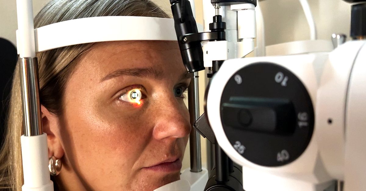 UV-ljus ökar risken för sjukdomar i ögat – följ med när reportern undersöks av  optometristen