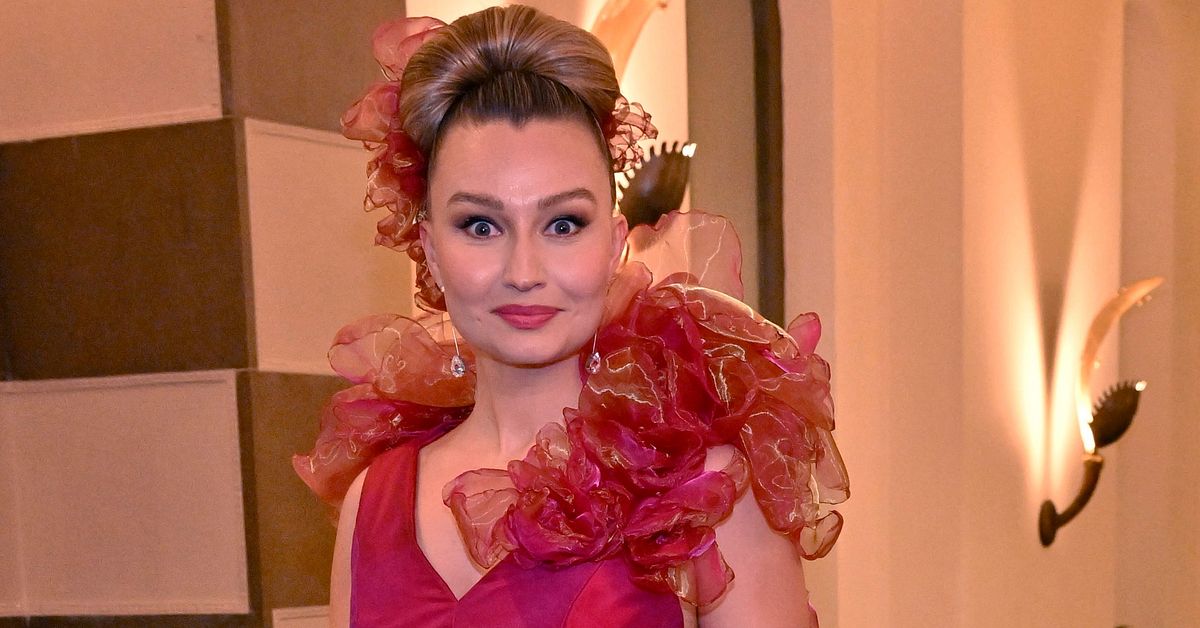 Ebba Bush på Nobelfesten 2024 i chockrosa bakelseliknande klänning SVT Nyheter