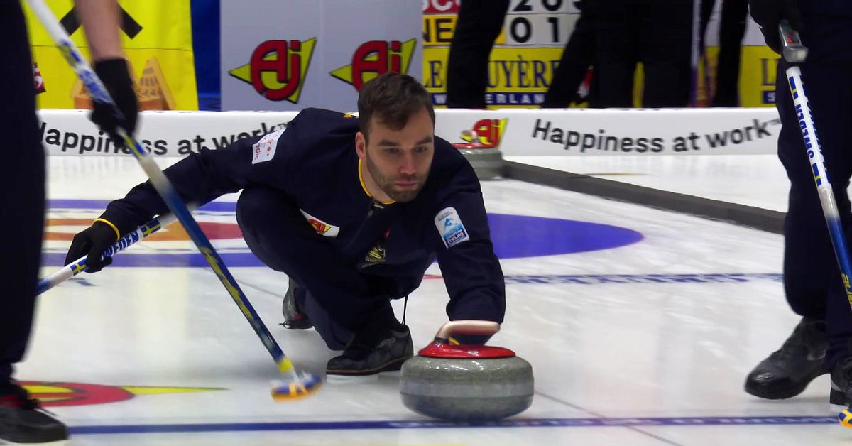 Oskar Eriksson i curlingmatchen mot Norge under EM-premiären