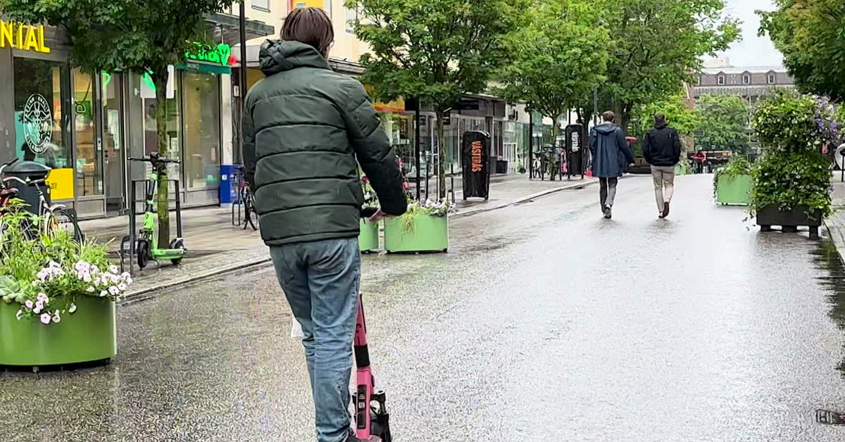 Elsparkcyklar portas p&aring; sommarg&aring;gatan i V&auml;ster&aring;s