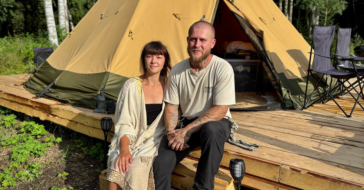 Emma och Oliver lever i tält utanför Örnsköldsvik – bor ett år i skogen