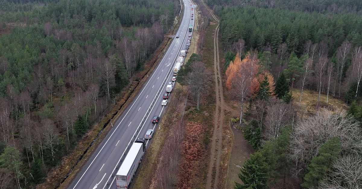 Olycka på riksväg 25 –  livshotade skador för lastbilschaufför