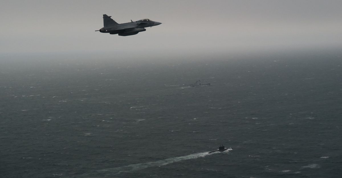 Svenskt stridsflyg f&ouml;ljer rysk ub&aring;t