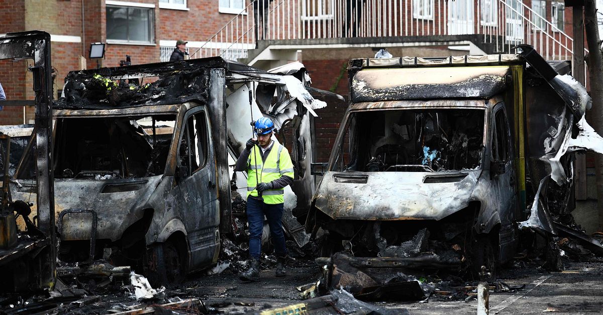 Tv&aring; gripna efter brandattentat mot ambulanser i London