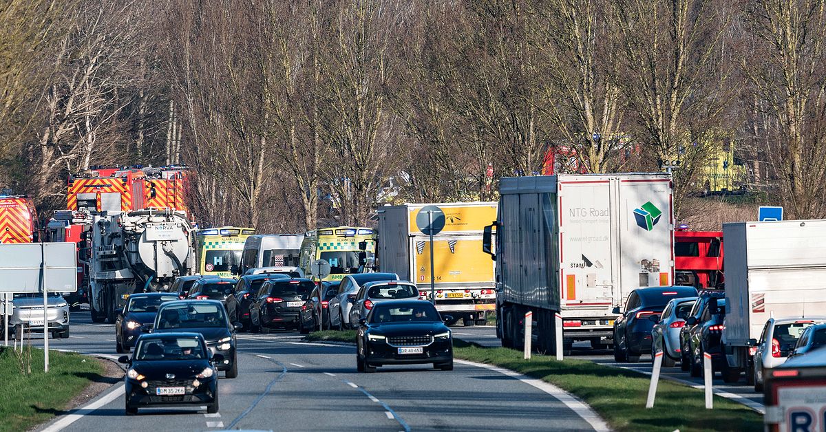 Tv&aring; t&aring;g i frontalkrock i Danmark &ndash; flera skadade
