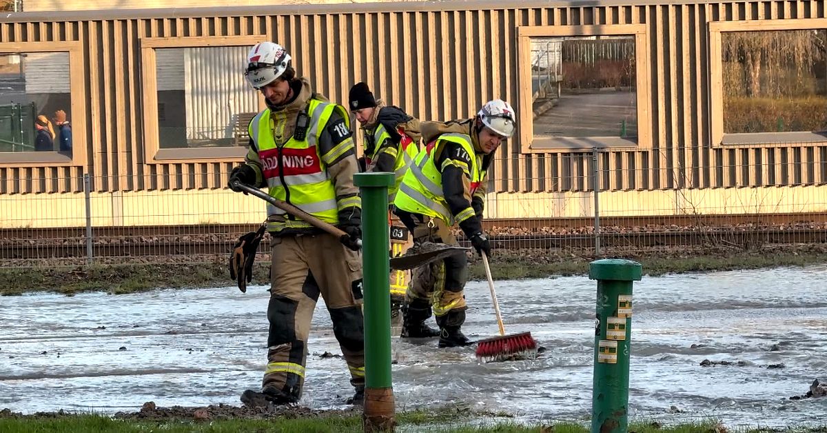 Vattenl&auml;cka p&aring; Sj&ouml;hagsv&auml;gen i V&auml;ster&aring;s &ndash; v&auml;gen st&auml;ngdes av