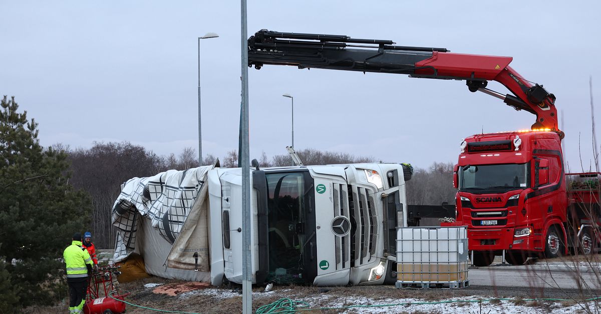 Strängnäsväg avstängd – lastbil har vält i rondell | SVT Nyheter