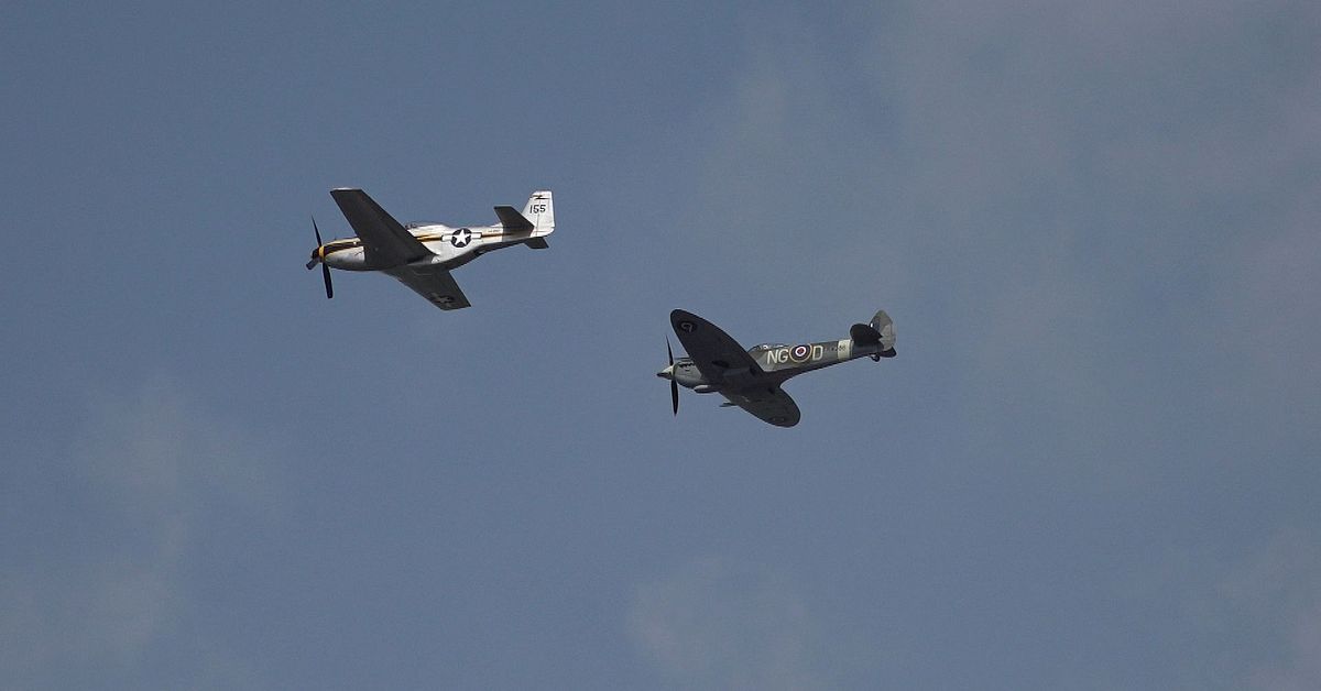 Publiktätt när stridsflyg flög över Karlstad