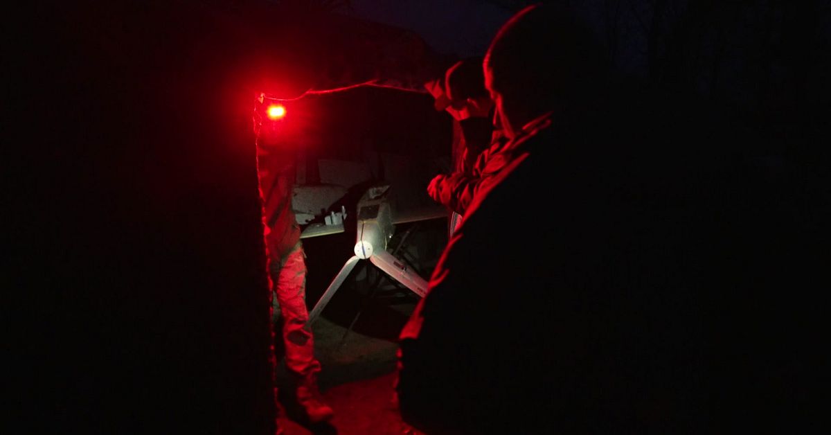 Ukrainska dr&ouml;narna sl&aring;r l&aring;ngt bakom linjerna &ndash; f&ouml;lj med ner i bunkern