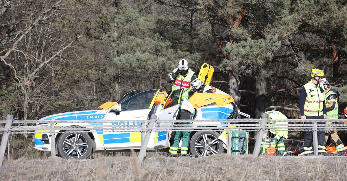 Bil prejad av polisen &ndash; l&aring;nga k&ouml;er p&aring; E20