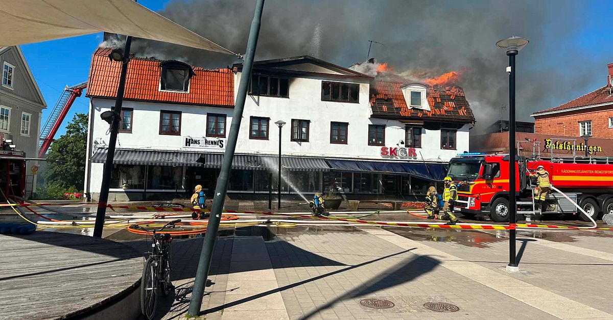 Fullt utvecklad brand i flerfamiljshus i Bengtsfors