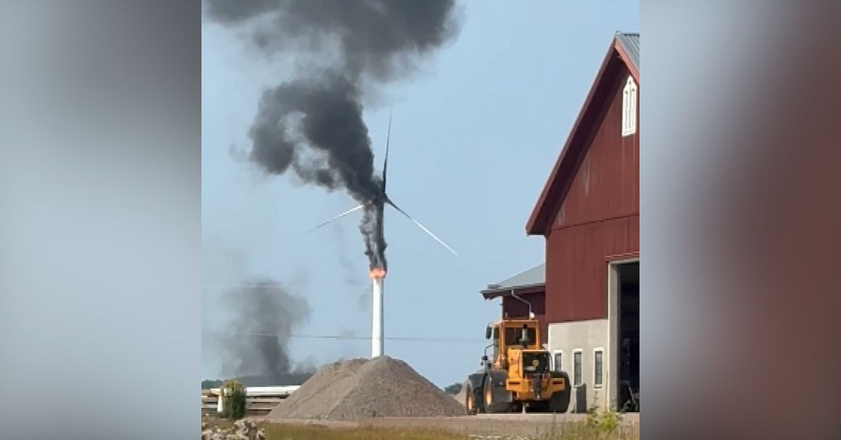 H&auml;r faller del av vindkraftverket ner efter branden i Mj&ouml;lby
