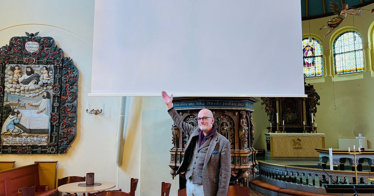 Harplinge kyrka fixar storbild till Sveriges VM-premi&auml;r: &rdquo;Klart Jesus gillar fotboll&rdquo;